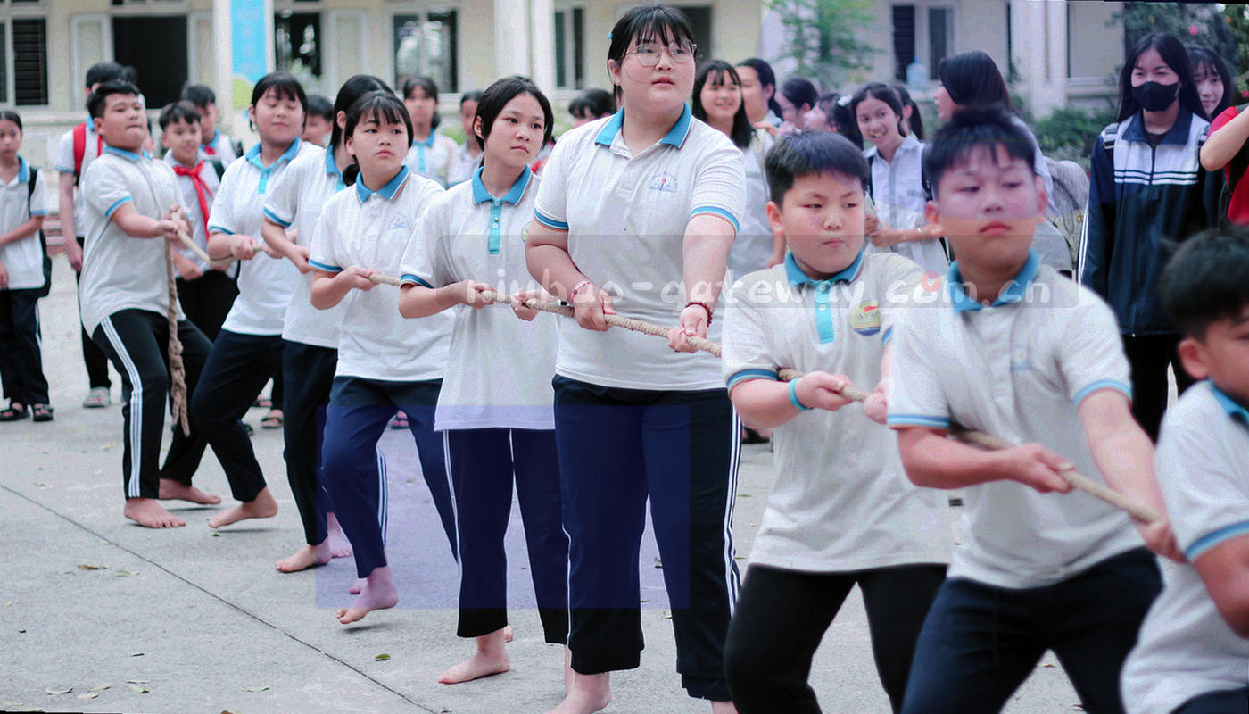 抽象数据流示意图，若干细线节点自左向右延伸并在末端逐渐收束消失，钴蓝与暖白配色，画面中没有文字